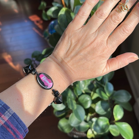 Tarina Tarantino Resin Bead Stretch Cameo Heart Bow Bracelet - Picture 8 of 12